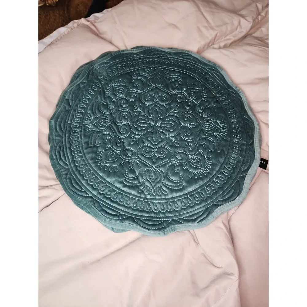 Round Velour Velvet Placemats Quilted Scalloped 16